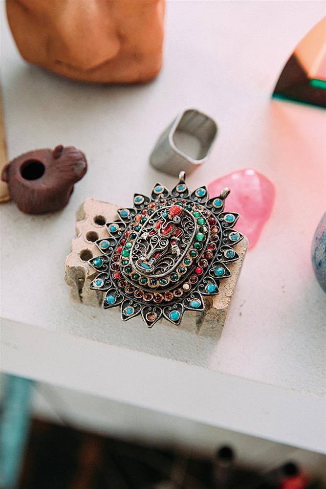 工作室充滿從來自跳蚤市場、二手市集等的收藏