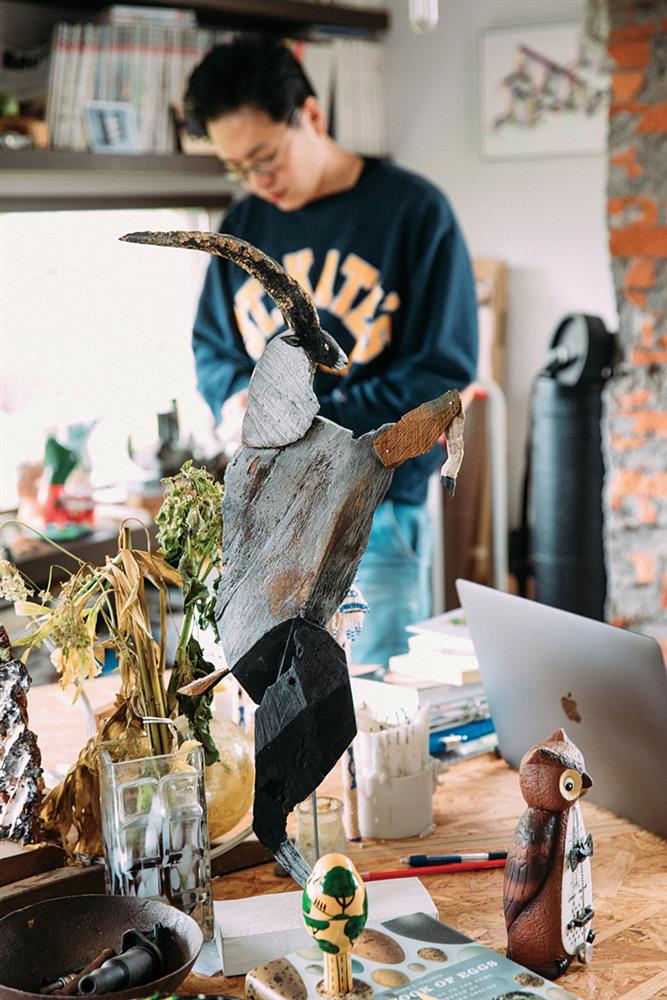 黃偉倫喜歡平面的空間，大大的圓桌可以放置眾多書籍和物品。