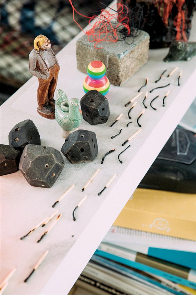 燒焦的火柴棒如蝌蚪般排列，是黃偉倫兒子的創意。