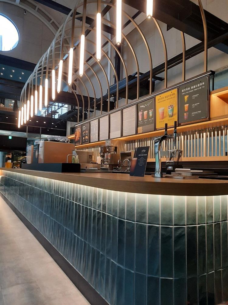 星巴克新竹動物園門市吧檯區上方以仿金色系的圓拱形造型與此建物相呼應，並以靈感來自於新竹市立動物園門口知名的大象雕塑，運用星巴克門市建築罕見使用的天空藍綠色點綴在一樓的吧檯立面上