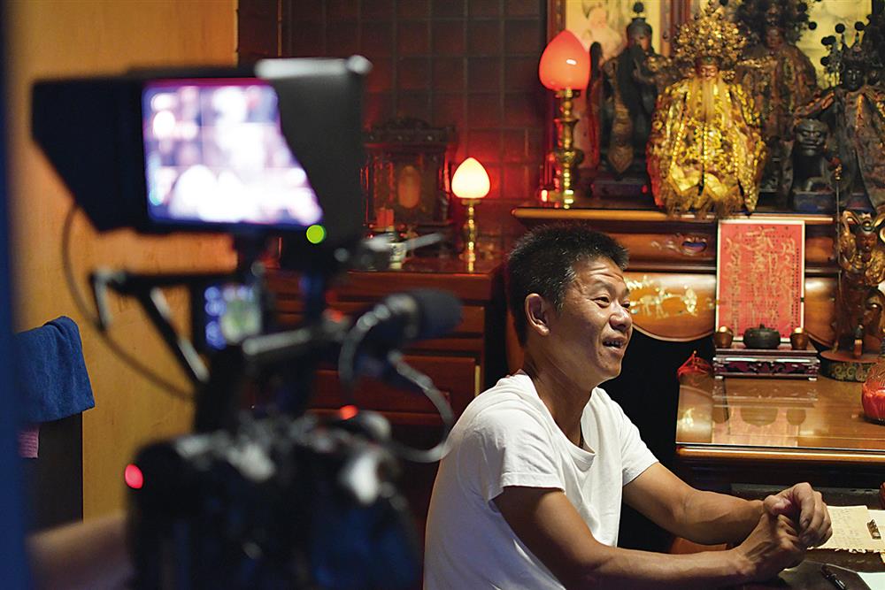 紀錄片《神人之家》獲得文策院首度與金馬創投合作的「WIP 文策院原創獎」。