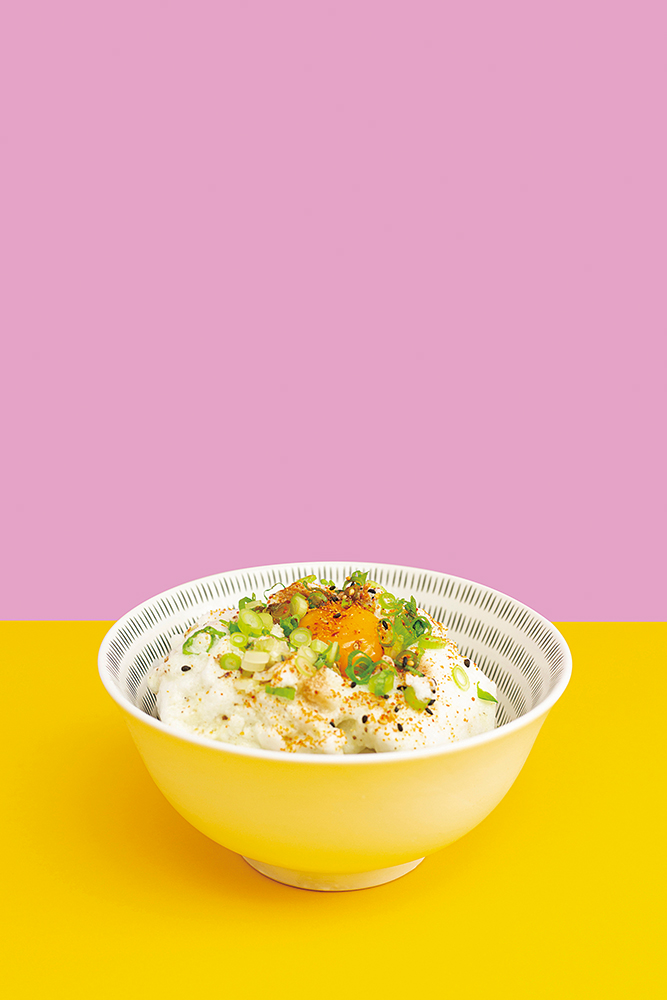 〈病毒之愛〉裡,每道料理都會有代表病毒與人體反應的特定滋味,人與病毒的關係是透過「吃」來建立,所以作品選擇在現行既有的社會文化元素裡,運用「食譜」來增加親近感。 〈病毒之愛〉裡,每道料理都會有代表病毒與人體反應的特定滋味,人與病毒的關係是透過「吃」來建立,所以作品選擇在現行既有的社會文化元素裡,運用「食譜」來增加親近感。
