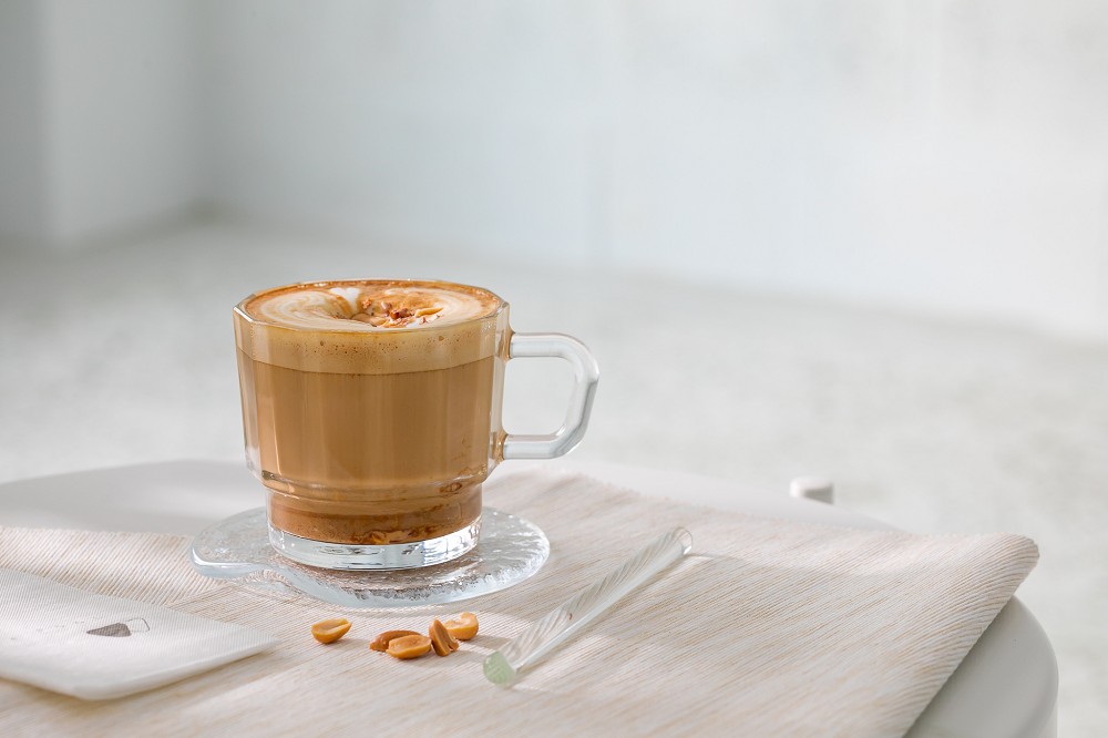 春室 The POOL - 使用新竹在地食材福源花生醬所調製的花生拿鐵,串連起「食在新竹、共創共生」的新生活態度。 春室 The POOL - 使用新竹在地食材福源花生醬所調製的花生拿鐵,串連起「食在新竹、共創共生」的新生活態度。