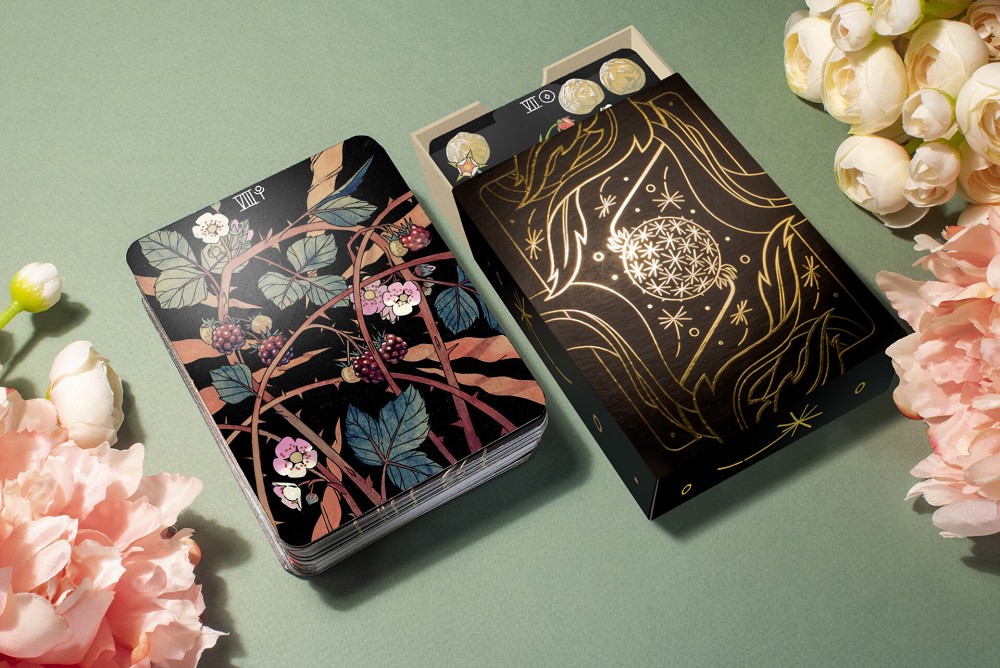 手繪植物版塔羅牌！美國插畫家結合神秘占卜、花語寓意和哲學的絕美塔羅牌