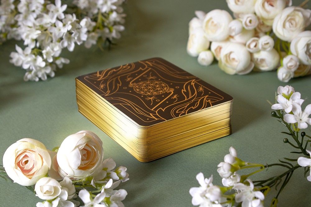 手繪植物版塔羅牌！美國插畫家結合神秘占卜、花語寓意和哲學的絕美塔羅牌