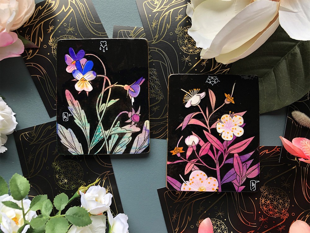 手繪植物版塔羅牌！美國插畫家結合神秘占卜、花語寓意和哲學的絕美塔羅牌