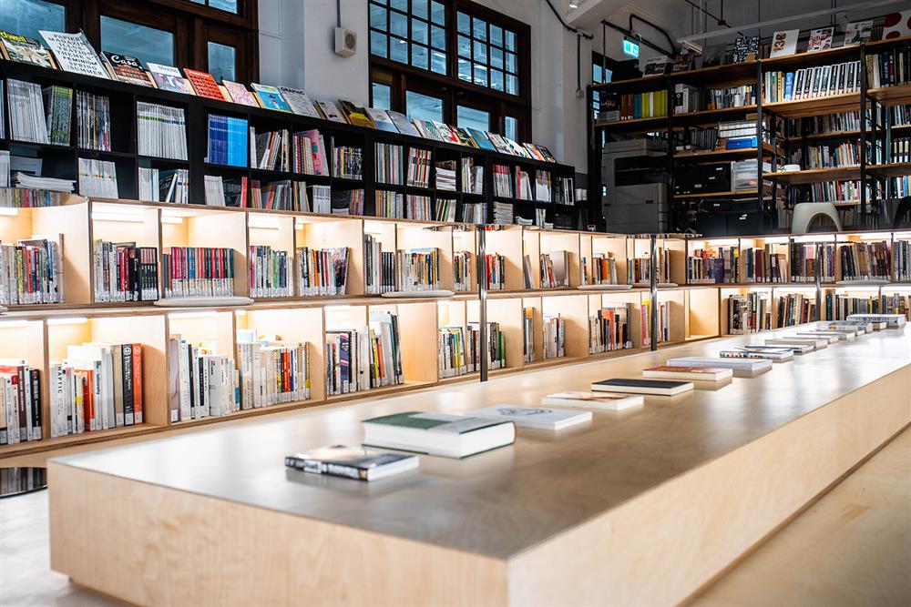 松菸「不只是圖書館」新空間亮點！古蹟澡堂變身閱讀、策展、秘境花園等藝文場域