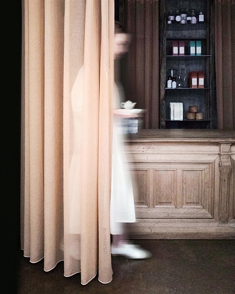 一走上二樓，首先映入眼簾的就是琥泊的木製櫃台，展現沉穩的優雅。