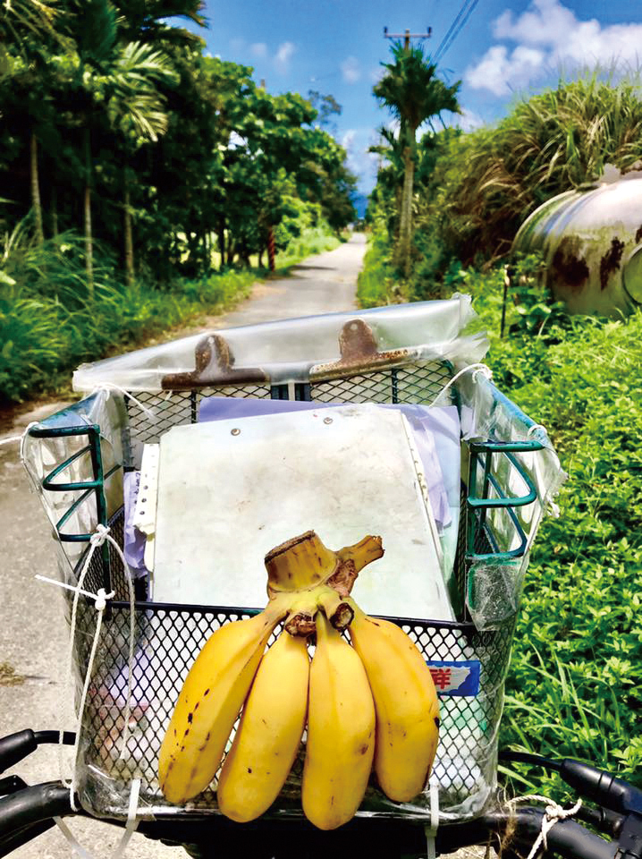 送信途中，簡偉駿常常收到居民的食物款待。