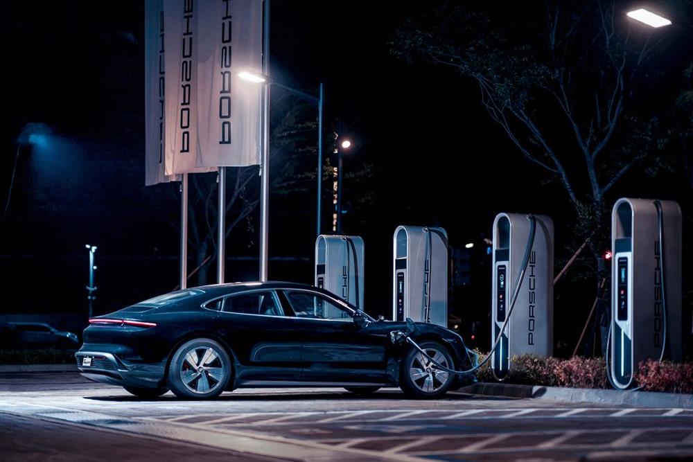 Taycan以純電靈魂   奔流台北都會