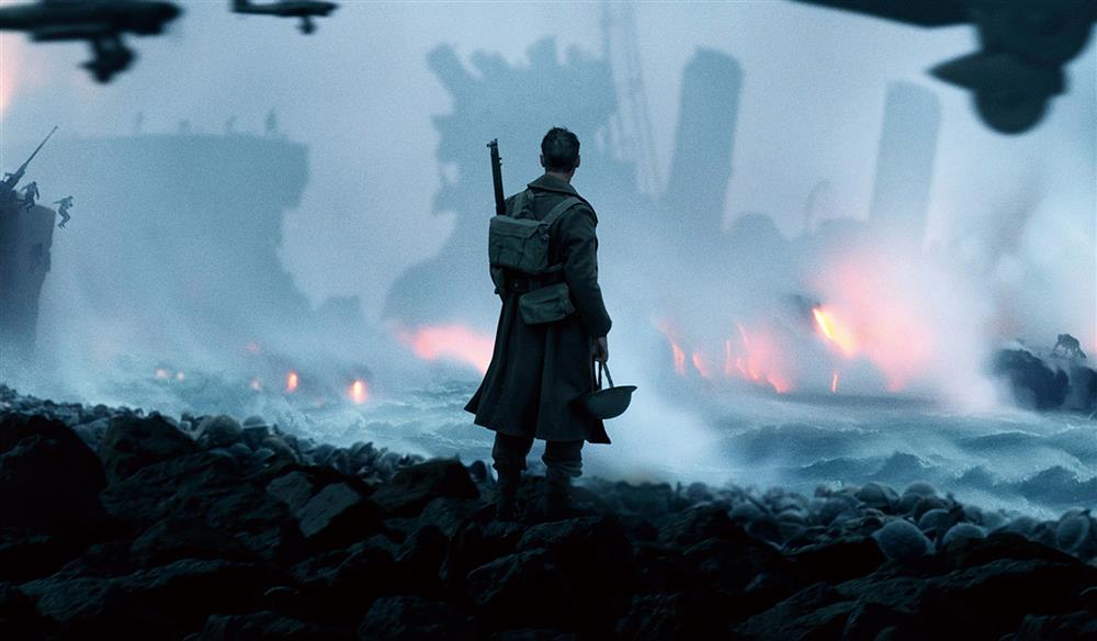 導演克里斯多夫諾蘭的《敦克爾克大行動》不講戰爭中的敵我交鋒，而是將焦點放在那場戰役一處生存畸零地。
