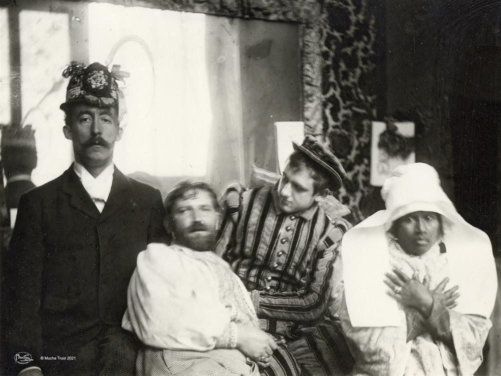 慕夏與朋友，攝於巴黎大茸頂屋街的工作室。 （由左至右）高更、慕夏、馬羅以及高更的爪哇情人安娜