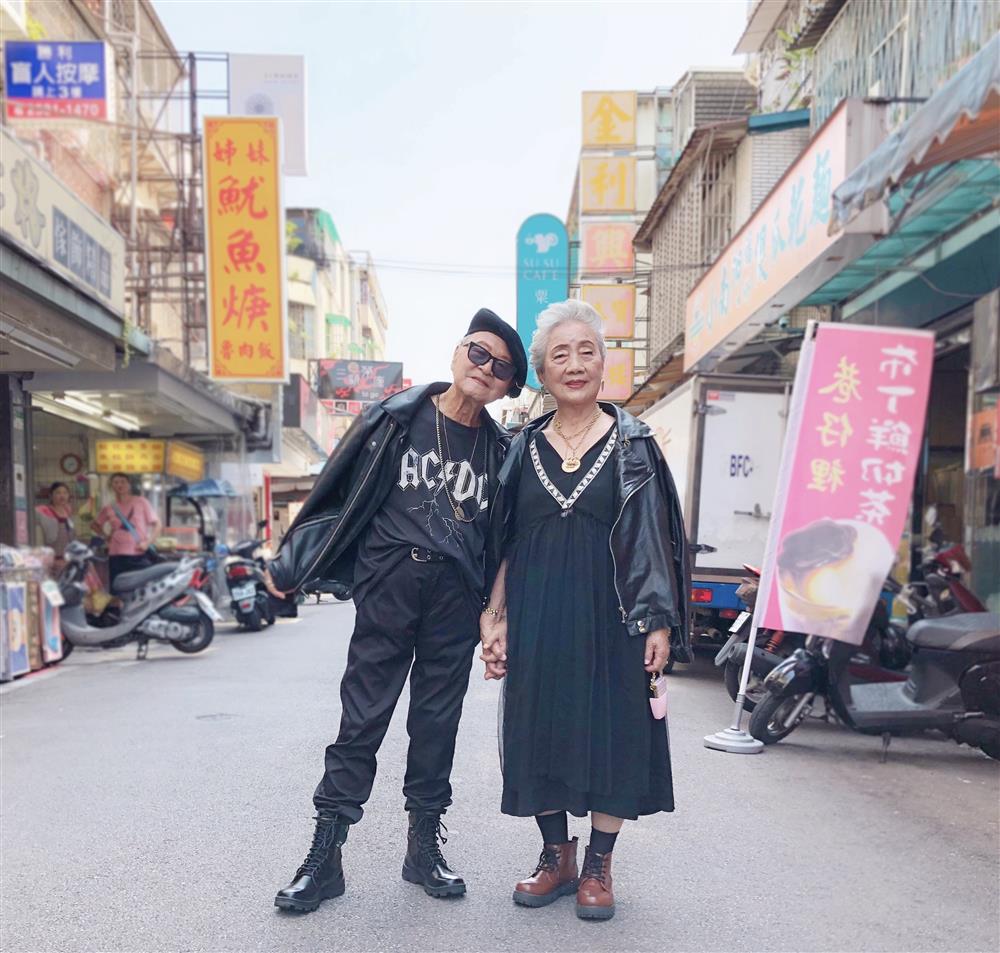 身穿龐克風黑色勁裝的蔡經國爺爺（95歲）與王吉英奶奶（97歲）。