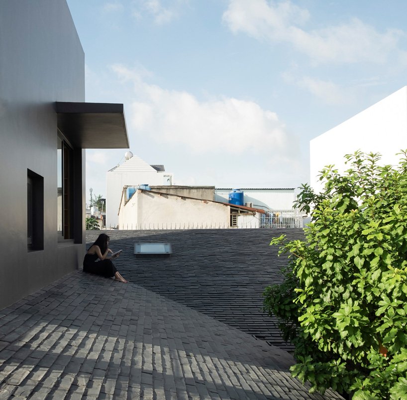 三代同堂設計住宅！越南胡志明市擁有綠意植物貫穿的院落家屋１０