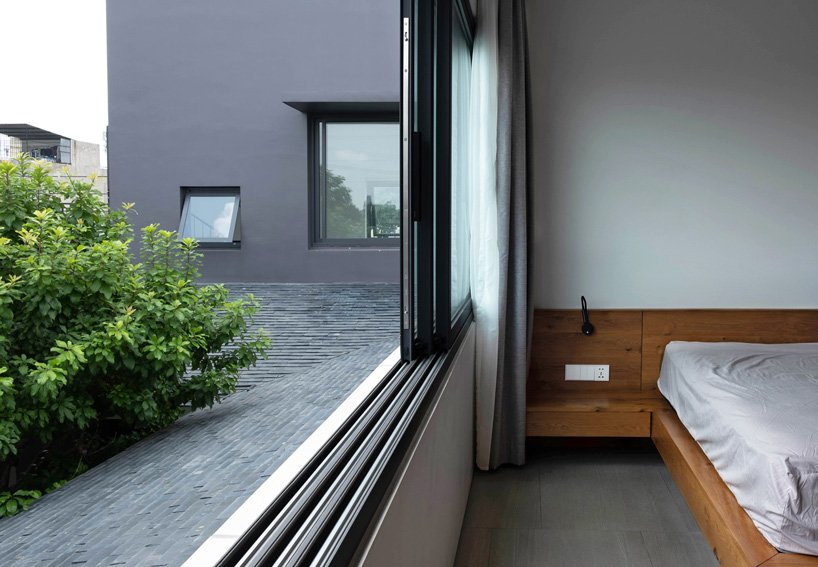 三代同堂設計住宅！越南胡志明市擁有綠意植物貫穿的院落家屋９