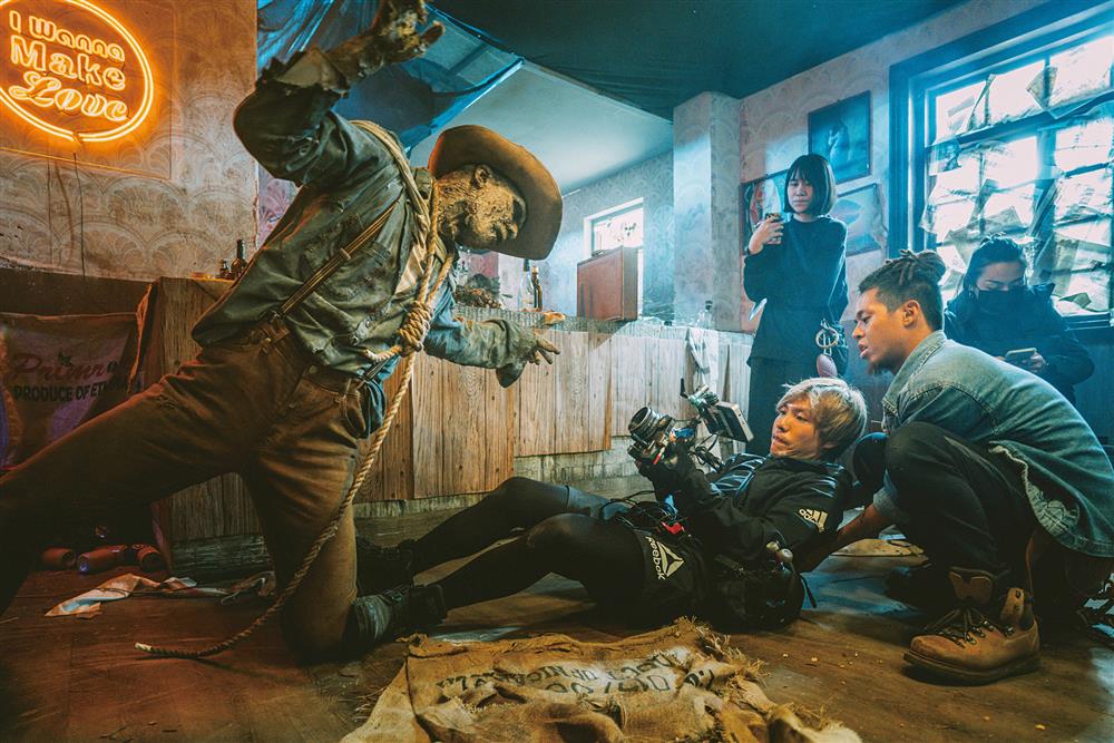 邱柏昶很常拍攝一鏡到底，他說導演在現場就很像在劇場排戲，控制演員每一次的演出都同樣到位。