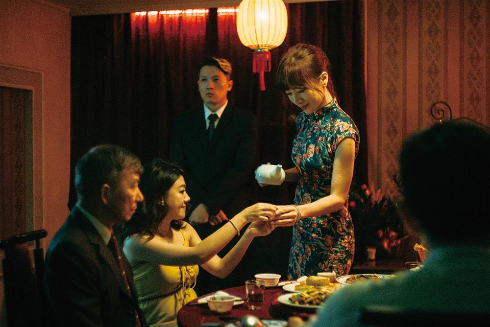 茄子蛋〈這款自作多情〉裡，陽靚在故事開頭小心翼翼倒茶，因為其人物設定是長期被黑道大哥虐待的女人。