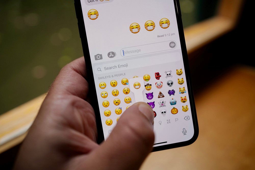 Apple iOS 14.2新版Emoji表情符號登場！口罩憂愁表情化身笑臉