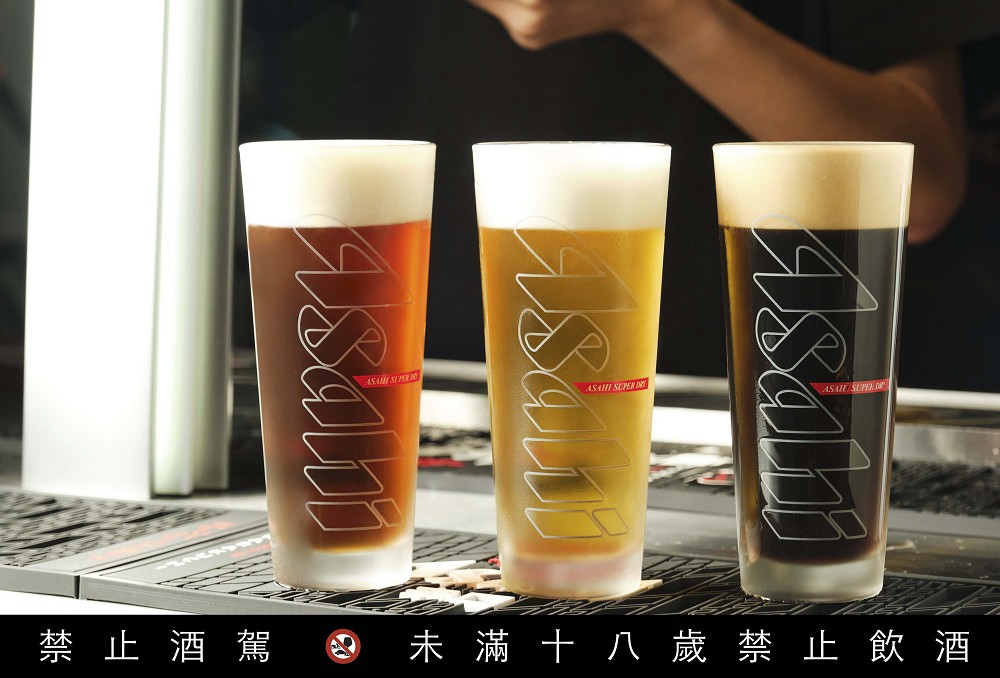 Asahi SUPER DRY辛口啤酒(由左至右：限定版的黑白配、經典的黃金啤酒、濃醇的黑啤酒)