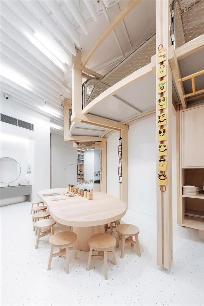 香港設計團隊Eureka打造如遊樂場的極簡幼兒園設計空間