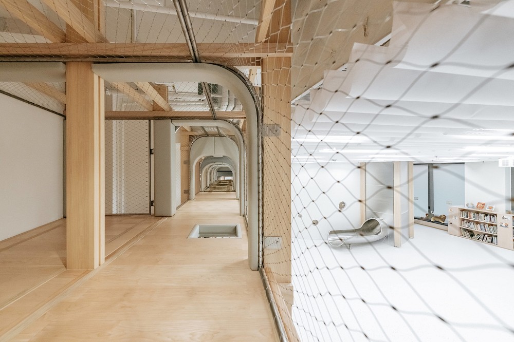 香港設計團隊Eureka打造如遊樂場的極簡幼兒園設計空間