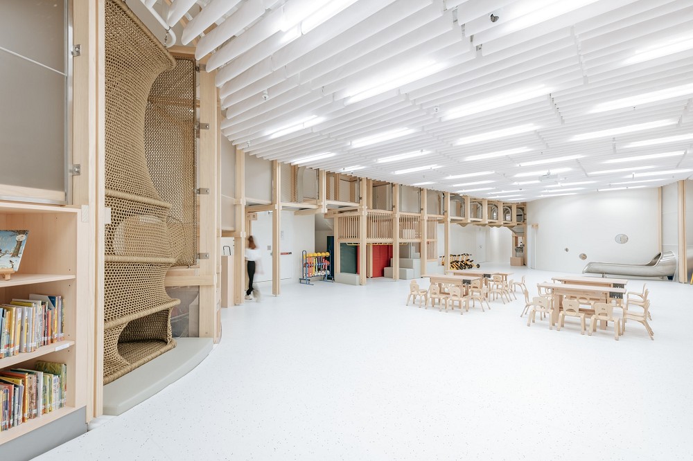 香港設計團隊Eureka打造如遊樂場的極簡幼兒園設計空間