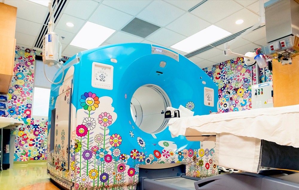 村上隆花花走進醫院