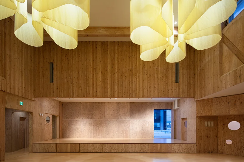 宛如白雪餅乾屋！隈研吾操刀北海道「Yawara」以向日葵為靈感的木造幼兒園