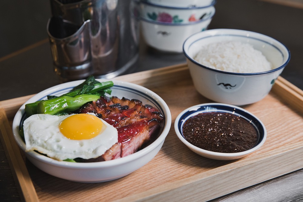 戴龍師傅將示範從醃肉、調配醬汁、叉燒烘烤的細節到如何煎出嫩中帶脆的荷包蛋，完美呈現一道代表香港活力的平民美食。