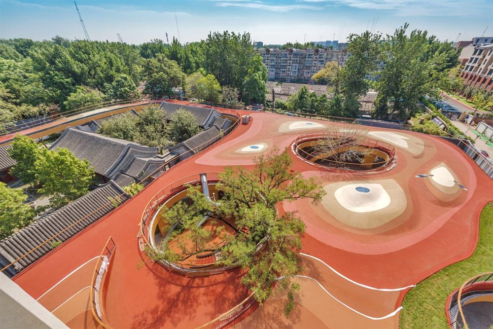 北京百年四合院成繽紛幼兒園！MAD建築打造孩子的彩色學習遊樂場