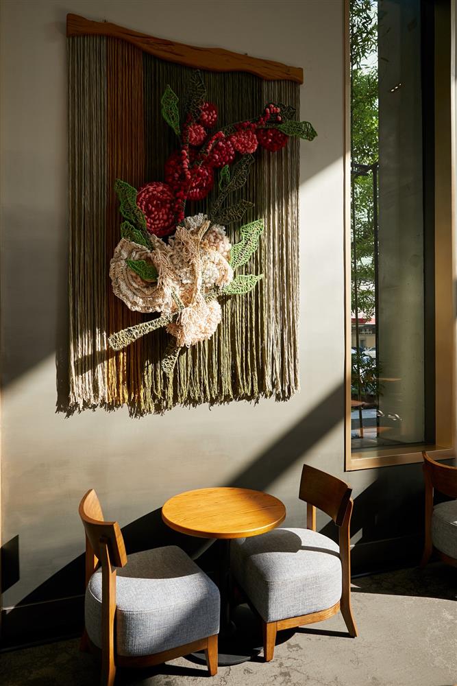 星巴克時代寓所門市藝術牆面，為在地藝術家以鮮豔的立體藝術編織品呈現出咖啡植栽的變化
