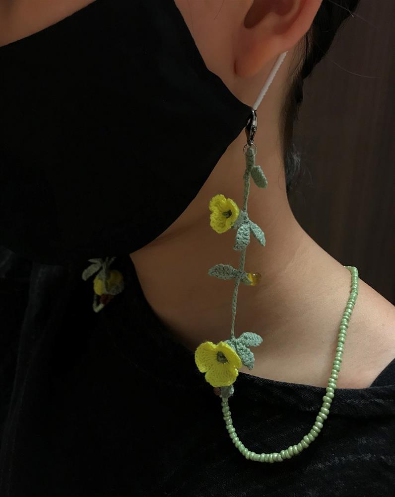 PS.By Hand. 編織花朵口罩鏈NT$ 527（85折，NT$ 619）