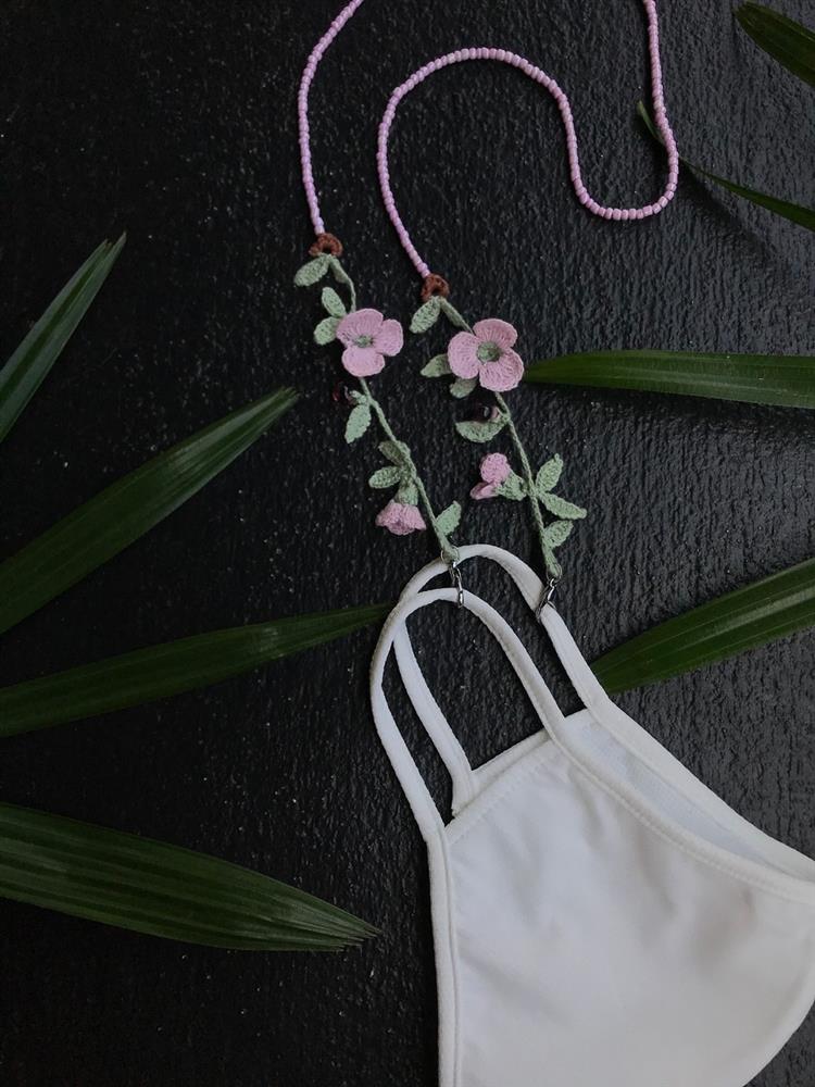 PS.By Hand. 編織花朵口罩鏈NT$ 527（85折，NT$ 619）_1