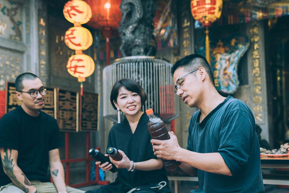 安安青草店的阿銘(右)與胭脂的Sharon(中)及之外的大大(左)，在艋舺青山宮前交流青草風味的可能性(2020艋舺拼場提供) 