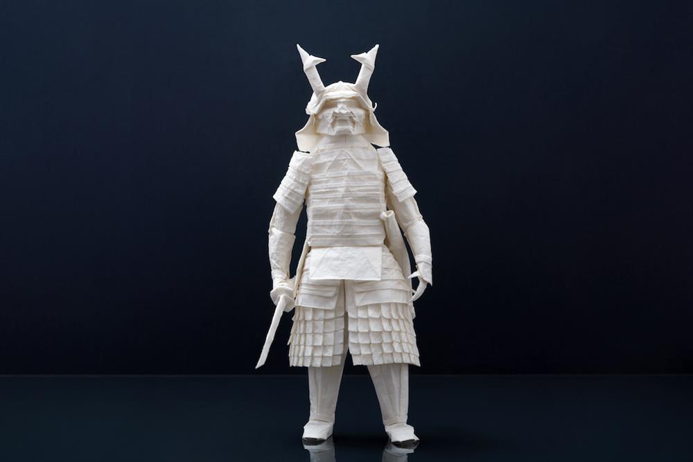 只用一張紙摺出細膩的日本武士！專訪芬蘭藝術家Juho Könkkölä | La Vie