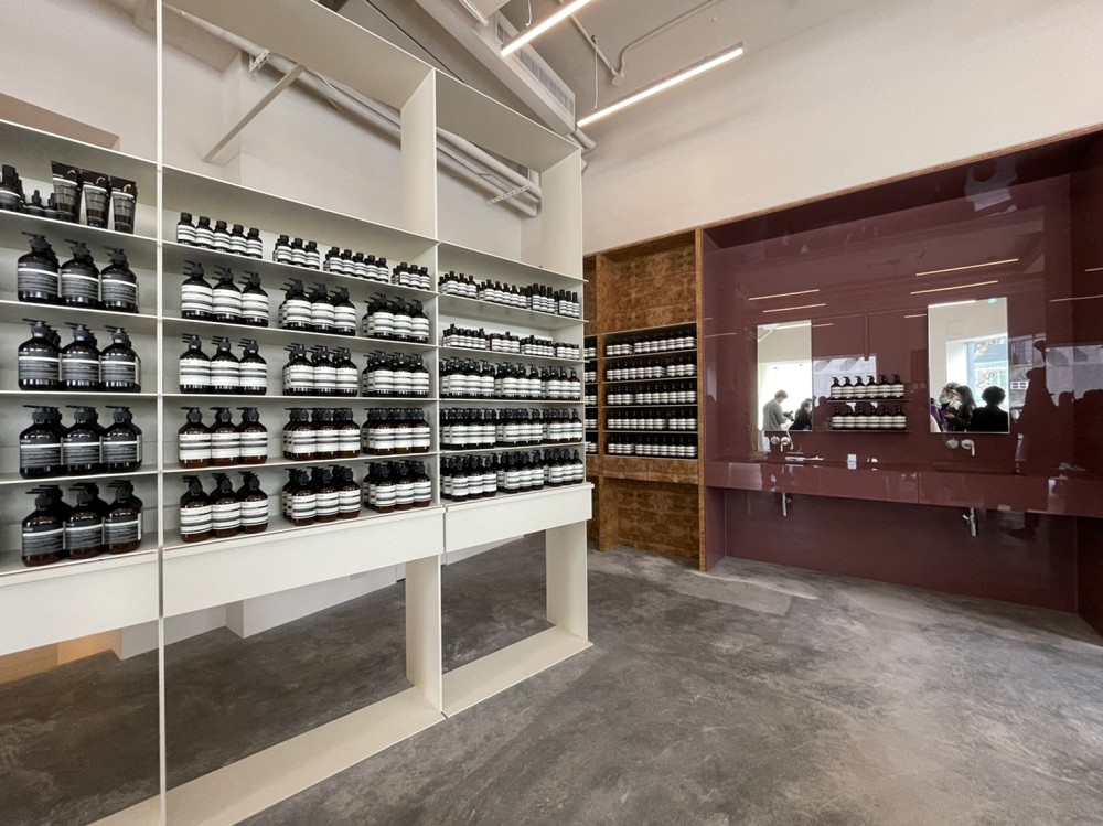 Aesop全新南西概念店登場!清水模長型水槽、復古沙發構成的簡約美學空間
