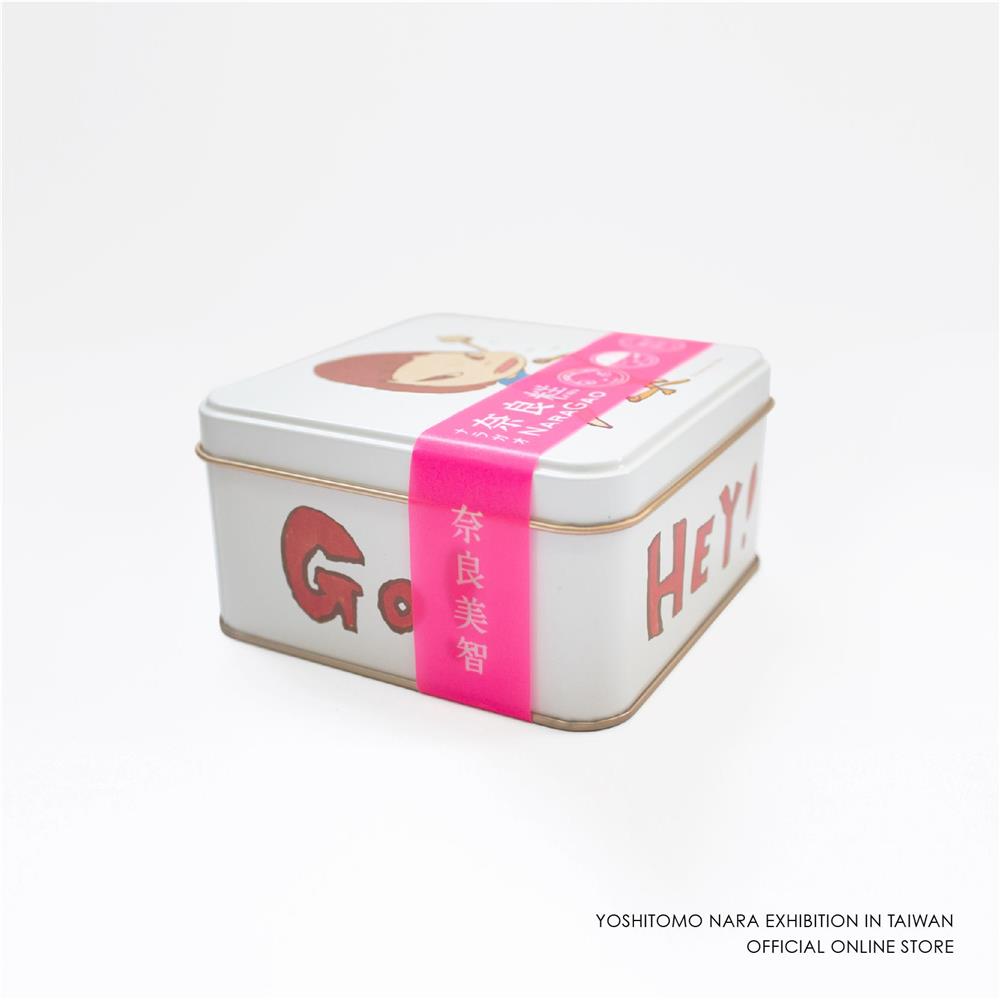 奈良糕鐵盒_奈良美智特展周邊商品！台灣獨家「奈良糕」、鑰匙圈、明信片等台灣限定商品