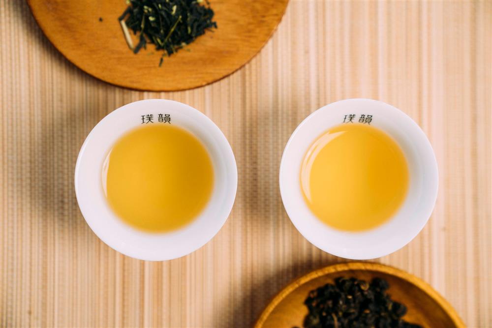 「獨特凝香工法」－讓水氣蒸潤每片茶葉毛細孔，捕捉每一縷香氣分子。璞韻四季青茶－散發獨特清雅花香，琥珀碧玉的茶湯，甘醇口感獨留韻味；璞韻日本煎茶－蜜綠色茶湯，入口