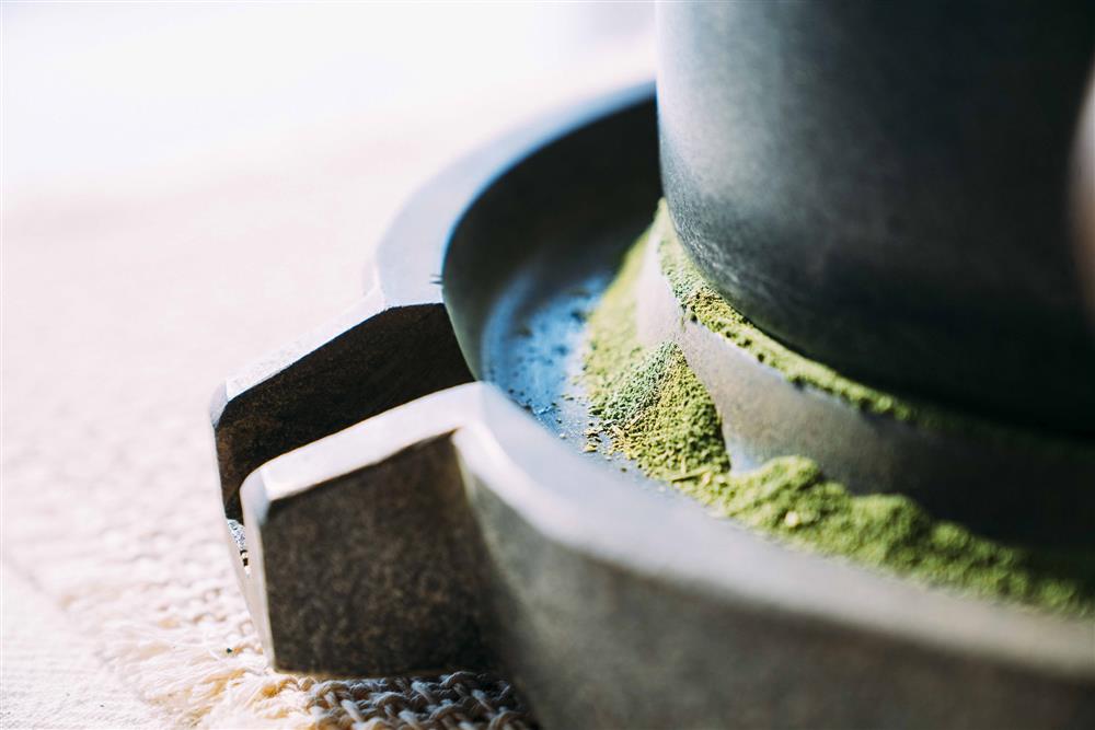 「京都石臼慢磨抹茶」－璞韻日本煎茶延選極其費時的京都低溫慢磨石臼抹茶入湯，以低速緩慢磨製，環境控制於溫度20℃、濕度40_，平均每小時僅能細磨39.8克。