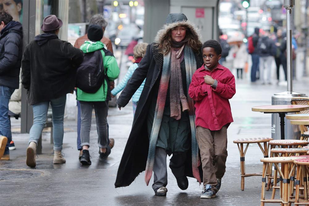 004【巴黎星空下】劇照_凱瑟琳芙蘿（左）在片中協助瑪哈瑪杜雅法（右）尋找母親