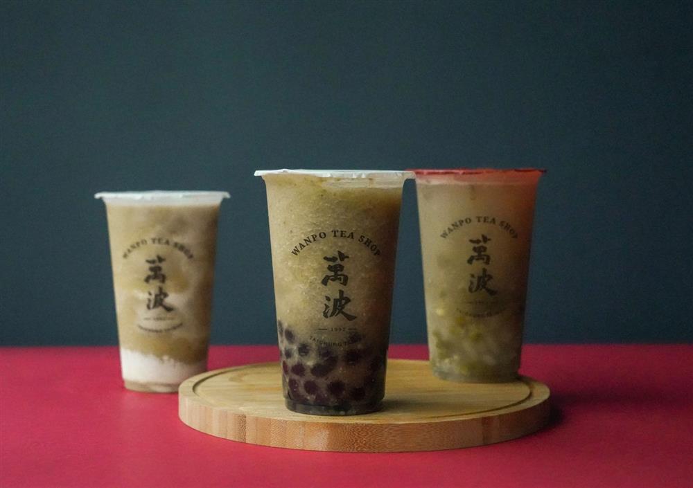 三月萬波要再度以懷舊復古的滋味，擄獲所有消費者的味蕾，推出「呱呱綠豆湯」、「波霸綠豆沙」及「綠豆沙牛奶」