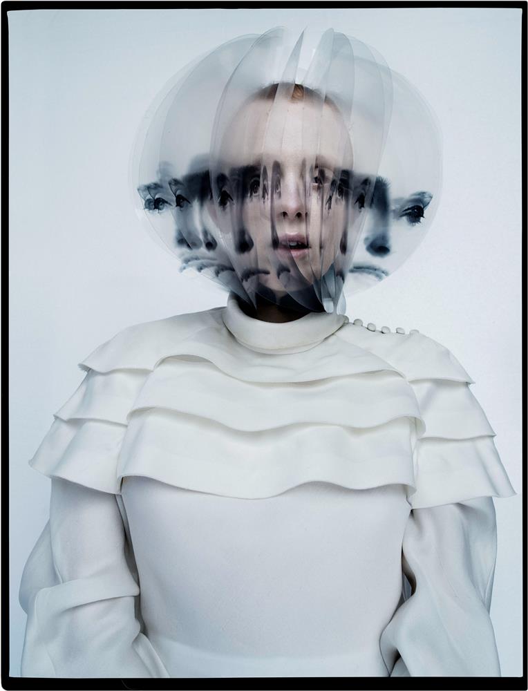 蒂姆．沃克「珍藏與維護」系列作品；凱倫．艾爾森；時裝：Louis Vuitton；面紗：Iris van Herpen Haute Couture；倫敦2018。圖片來源：Tim Walker Studio