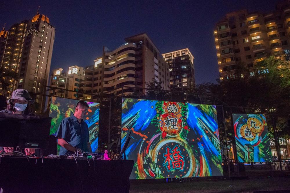 「偏挺土地－南方HUE聲景影音會」林強(圖右)與VJ王駝(圖左)綵排現場。