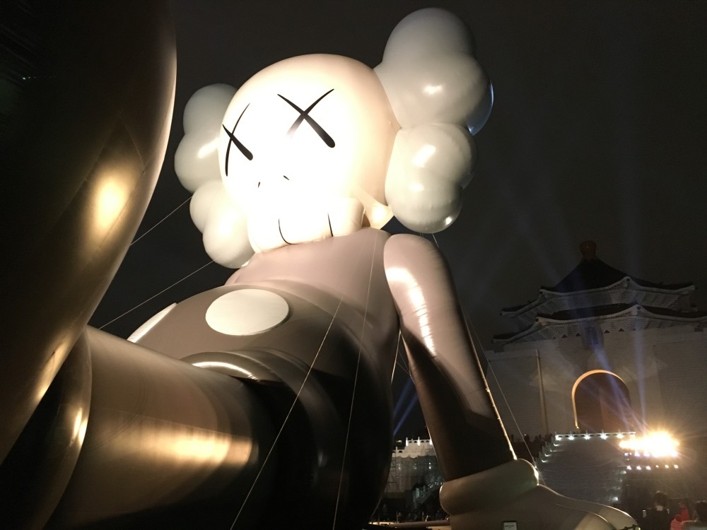 kaws40C2DE47-AE2A-4528-8F51-8D94CA885C4A