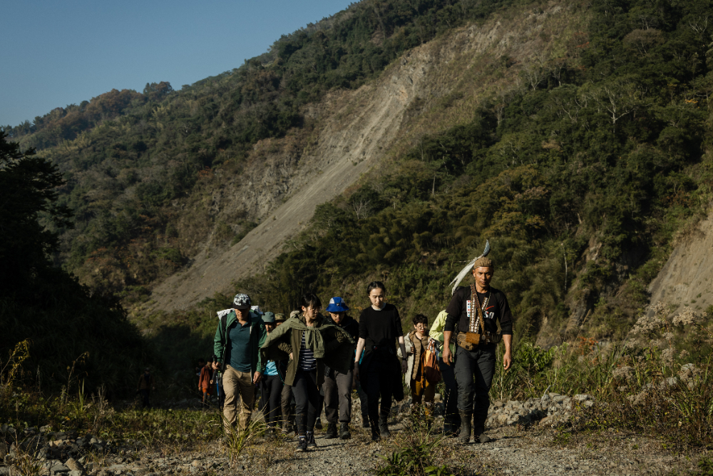 策展人龔卓軍爬山_02