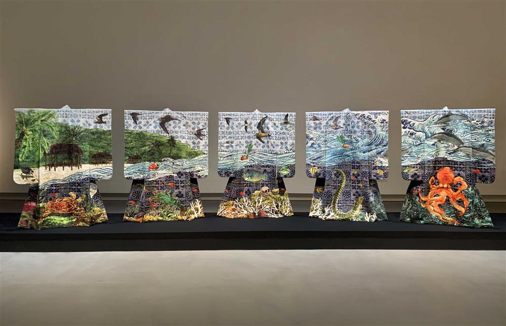 《泛．南．島藝術祭》展覽現場，圖為紐西蘭藝術家Yuki Kihara作品〈薩摩亞之歌〉。_1