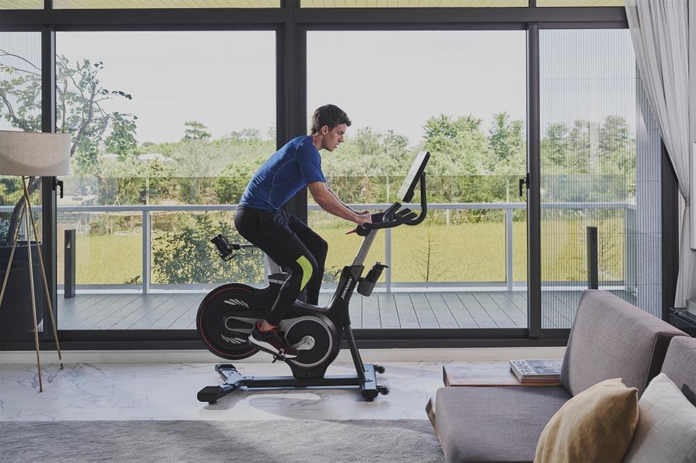 JHT20_LIFESTYLE_cycle_male_side 111820_