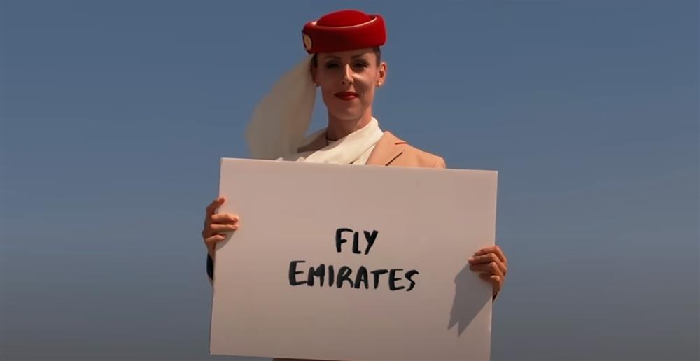 阿聯酋航空空姐登上杜拜哈里發塔廣告1