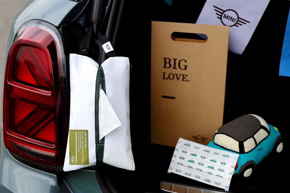 [新聞圖片二] MINI品味生活隨行組包含MINI隨行面紙收納袋、MINI Taiwan探險旅札、MINI印花口罩(5入)。