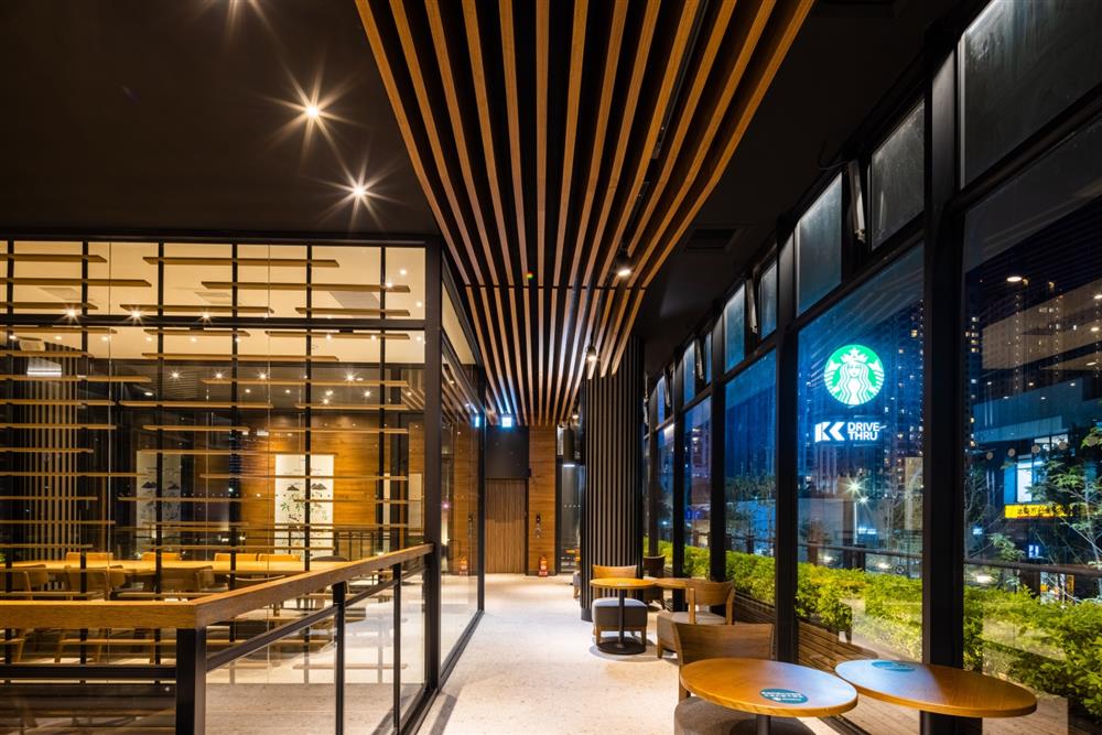  星巴克星巴克新竹關埔門市，二樓獨具特色的戶外客席區，如隱其中，璀璨迷人大樓夜景相呼應，打造出獨具氛圍的咖啡空間。1